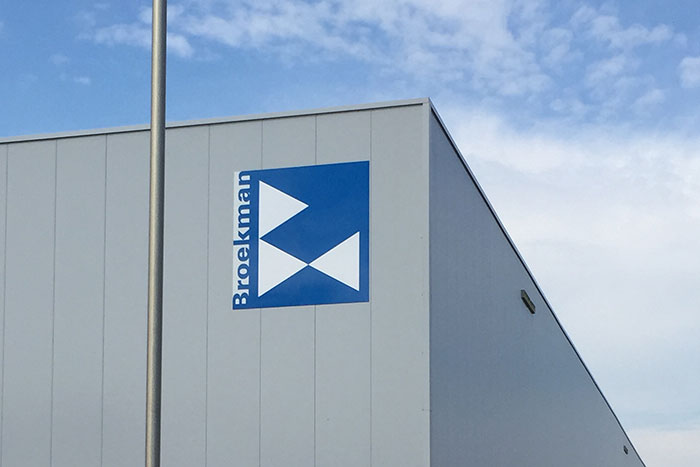 Verlicht logo gevel